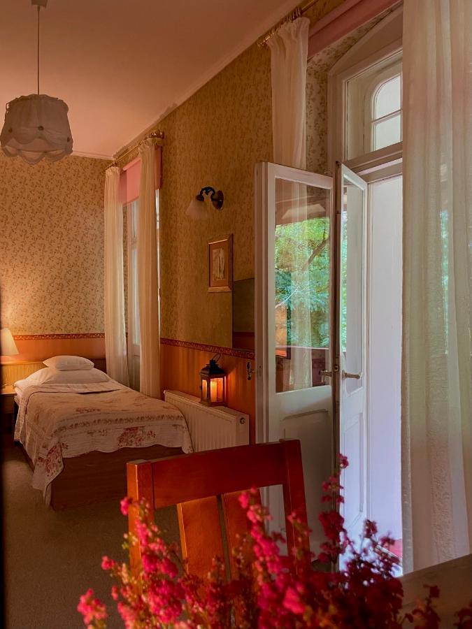 Straszny Dwor Hotel Chodziez Exterior photo