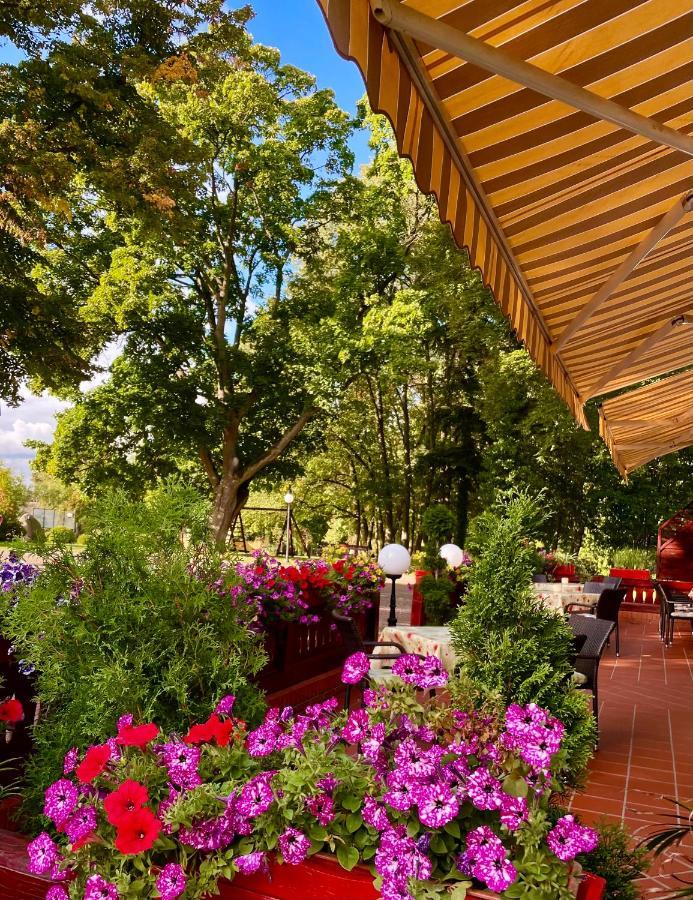 Straszny Dwor Hotel Chodziez Exterior photo
